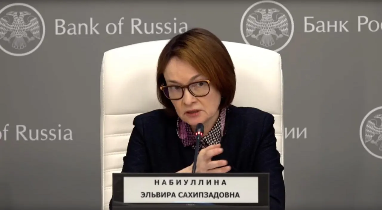 Глава Банка России заявила, что перенесла простуду и временную потерю голоса, опровергнув конспирологические версии о кадровых перестановках в регуляторе.