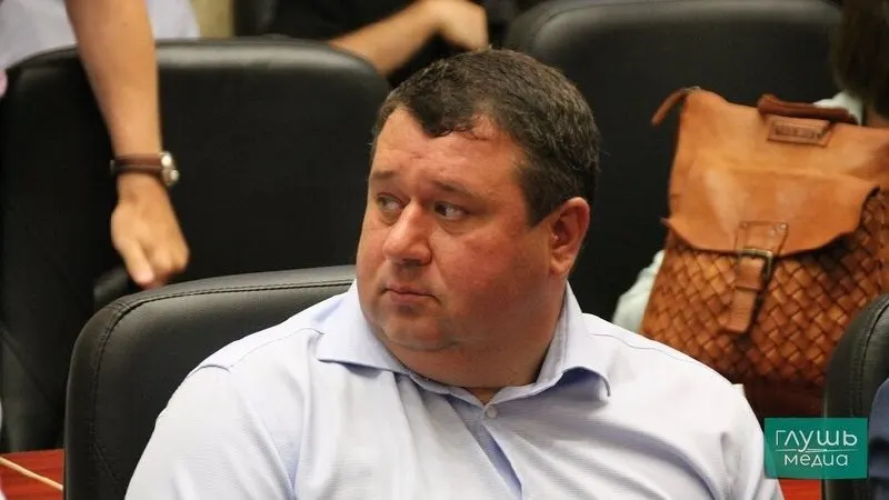 На заседании думы депутат от ЛДПР заявил, что дефицит топлива — «искусственно раздутая» тема, призвал не смотреть «вражеские» YouTube‑каналы и выступил за запрет VPN; оппонент сослался на публикацию о проблемах с топливом.