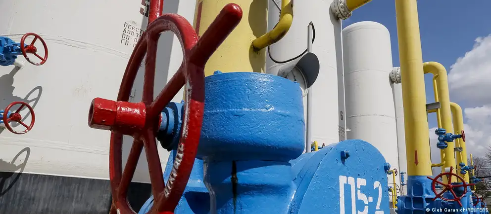 Украина не продлила контракт на транзит, сославшись на национальную безопасность. Ограничения особенно ударили по Молдове; другие страны перенастроили маршруты поставок, а Венгрия продолжит получать газ через «Турецкий поток».