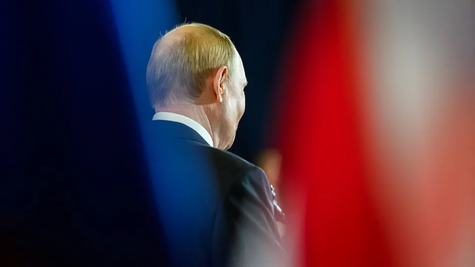 «Открытый» рейтинг доверия Путина перестал выходить в публикациях: по результатам начала апреля он опустился до 29,5%, тогда как «закрытый» опрос показывает значительно более высокий уровень. Одобрение деятельности президента также падает, а рейтинги кабинета министров — растут.