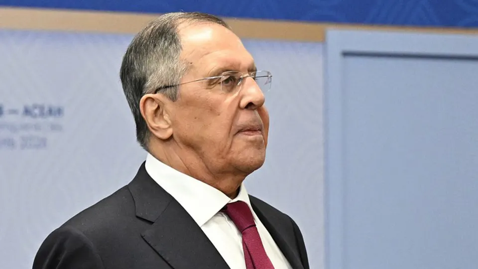 Министр иностранных дел Сергей Лавров сообщил, что по заданию верховного главнокомандующего российские силы будут регулярно наносить массированные групповые удары по украинским объектам, от которых напрямую зависит боеспособность ВСУ. Заявление последовало после самой масштабной с начала войны ночной атаки беспилотников на Московский регион.