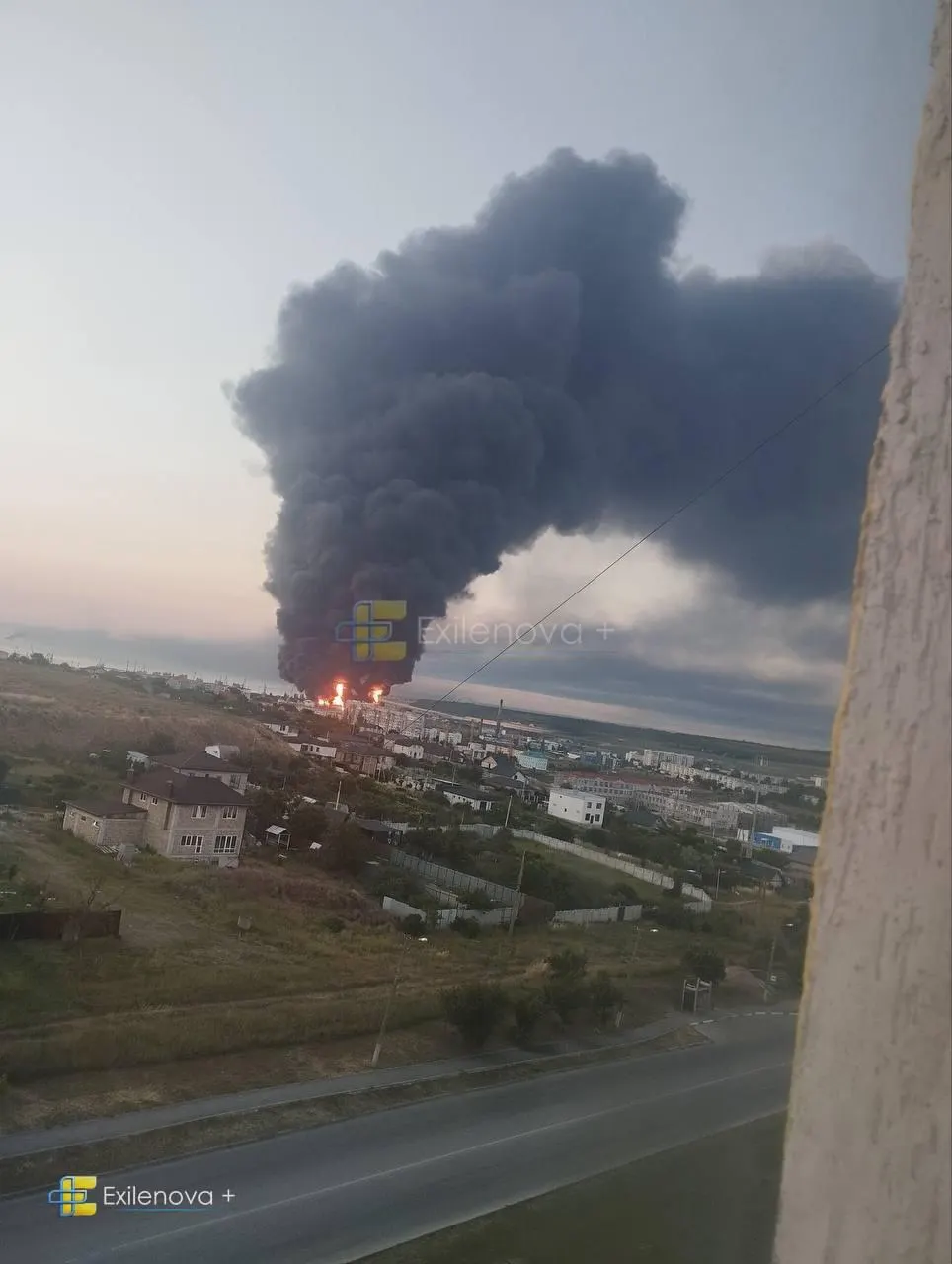 В результате удара БПЛА в районе Керченского пролива погибли не менее пяти человек, есть десятки пострадавших. Сообщают о пожарах на нефтебазе и повреждениях жилых домов; в больницы госпитализированы, в том числе дети.