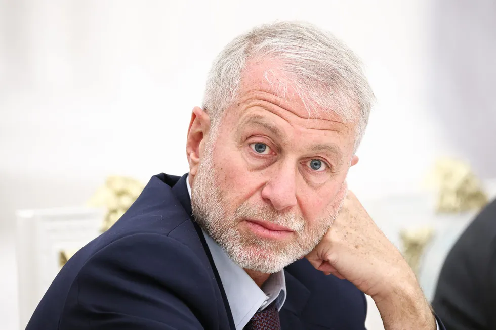 Российский бизнесмен в мае посетил Киев и встретился с Владимиром Зеленским — тот попросил через него передать предложение о личной встрече с российским лидером. Официальных подтверждений нет, Кремль и окружение молчат.