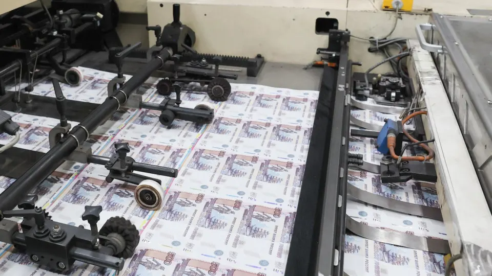 Регулятор выдаёт банкам репо‑кредиты под ОФЗ: банки скупают государственные облигации, закладывают их в Центробанк и получают новые средства. Такая схема фактически приближает монетарное финансирование расходов и усиливает инфляционные риски.