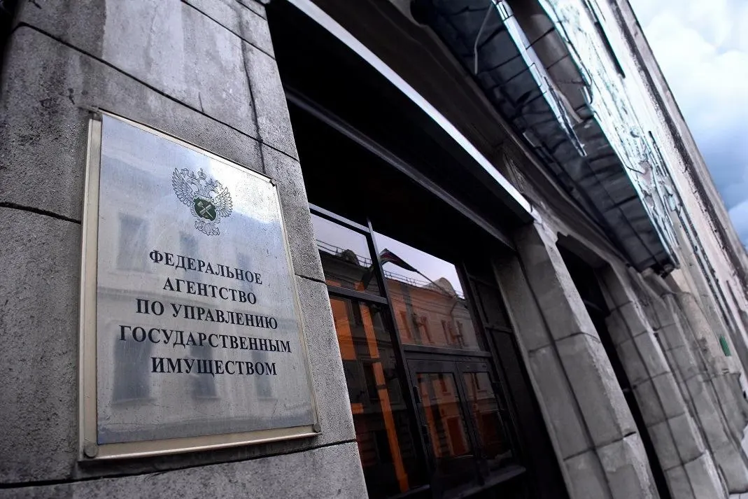 Депутаты отменили привязку к ценовому порогу и шестимесячную паузу при повторных торгах, расширили требования к оценщикам и организаторам торгов; закон о продаже казённого и религиозного имущества вступит в силу через 10 дней.