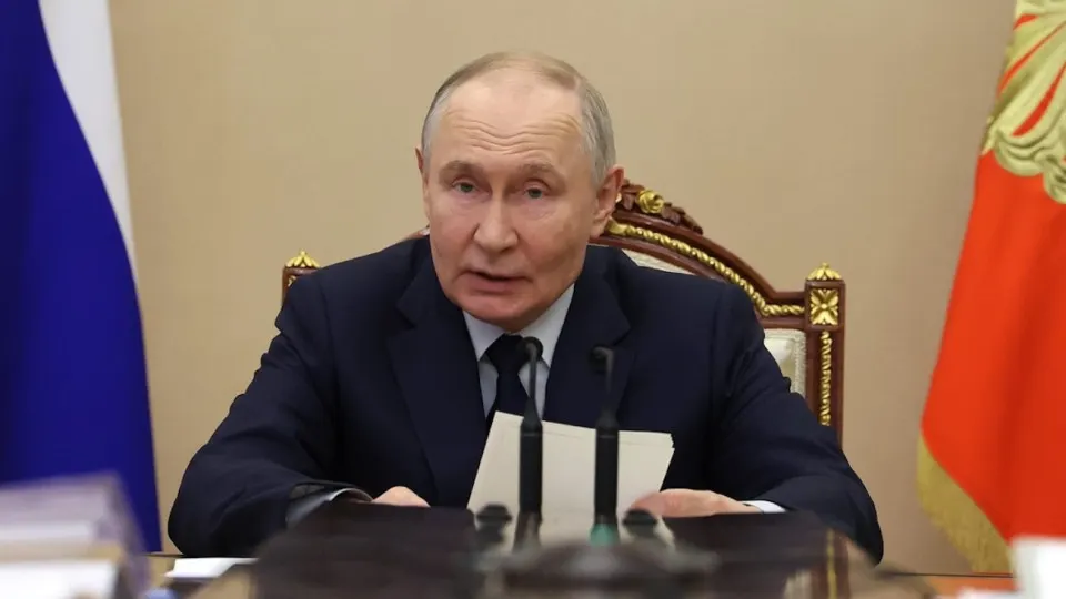 Президент заявил, что инвестиционной паузы в России нет, хотя по данным Росстата вложения в экономику сократились на 14,3% в первом квартале. Власти называют причинами макрофакторы, высокие ставки, внешние ограничения и ограниченные бюджетные возможности.