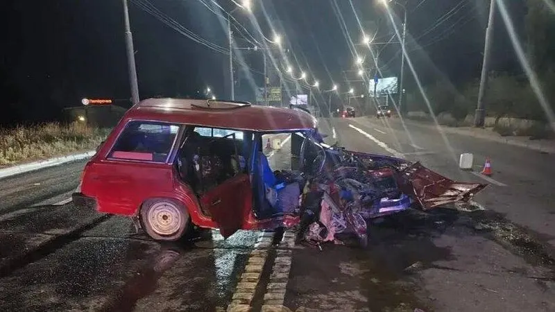 Вечером на Московском шоссе водитель ВАЗ-2104 потерял управление и врезался в столб: 77‑летняя пассажирка погибла на месте, водителя госпитализировали.
