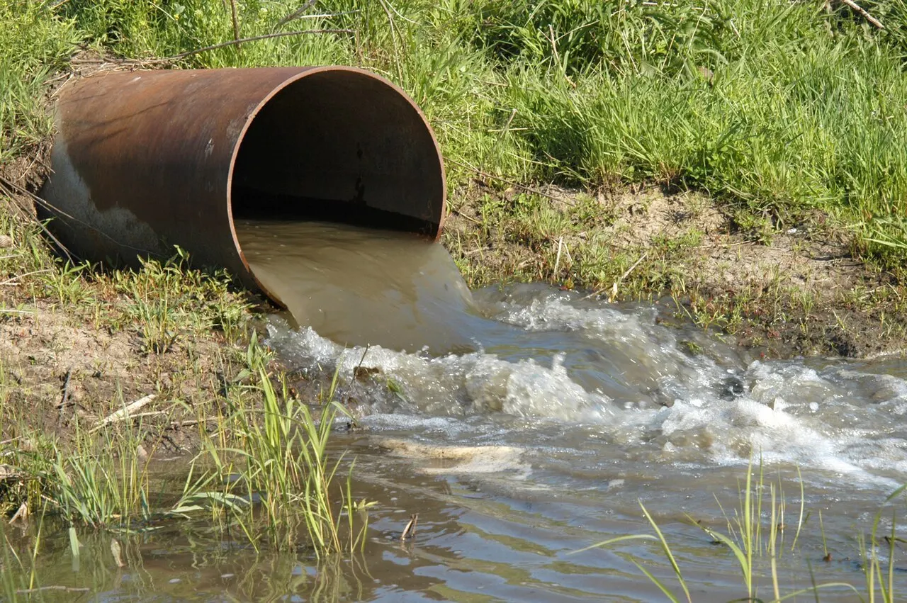 Законопроект об освобождении водоканалов от платы за вред природе обсуждают в госорганах; идея вызывает критику со стороны Счетной палаты, Минприроды намерена доработать предложение.
