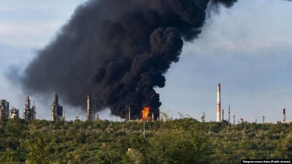 После ночных ударов по нефтеперерабатывающим заводам в разных регионах зафиксированы пожары и повреждения; есть пострадавшие, ведется ликвидация последствий.