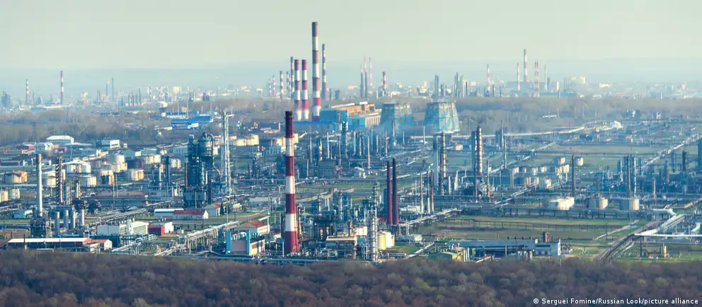 Беспилотники нанесли повторный удар по уфимскому нефтеперерабатывающему заводу. Появились сообщения о повреждениях и пожарах также в Саратовской, Самарской и Калужской областях.