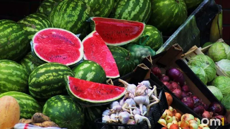 Разрезанные арбузы и дыни могут представлять опасность для здоровья из-за быстрого размножения микроорганизмов в местах повреждений. Покупайте плоды только в официальных торговых точках и соблюдайте санитарные нормы.