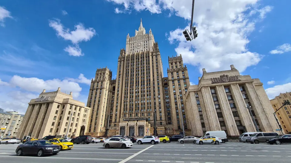 Заместитель министра иностранных дел заявил, что любые договорённости о «заморозке» возможны только после устранения коренных причин кризиса; он также затронул роль западных стран и подчеркнул необходимость дипломатии.