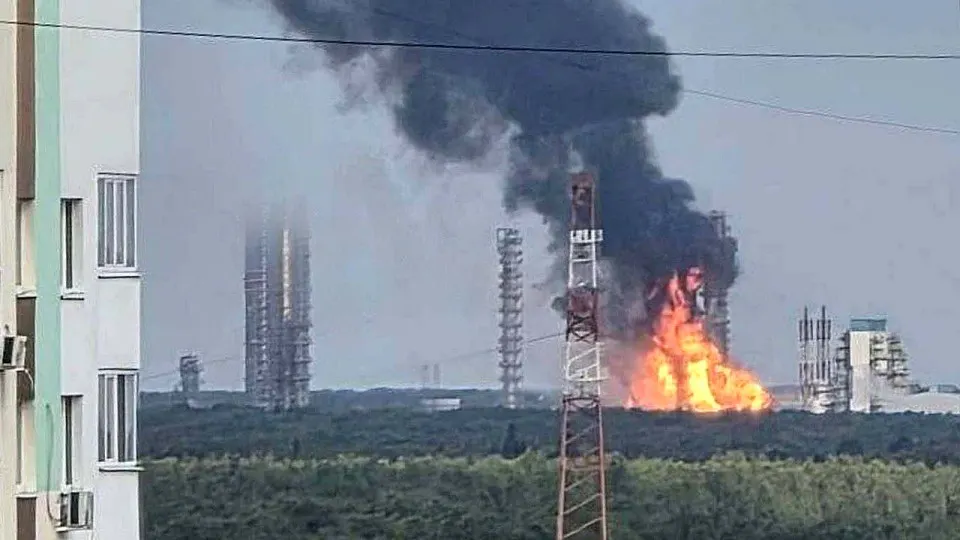 Крупный нефтехимический комплекс в Тюменской области временно остановил работу после атаки беспилотников; предприятие выпускает полимеры и большую часть СУГ в стране.