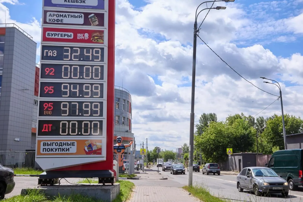ФАС зафиксировала рост числа претензий к продавцам бензина и дизеля из-за роста цен и отмечает усиление дороговизны на независимых АЗС, особенно в регионах, включая Калмыкию.