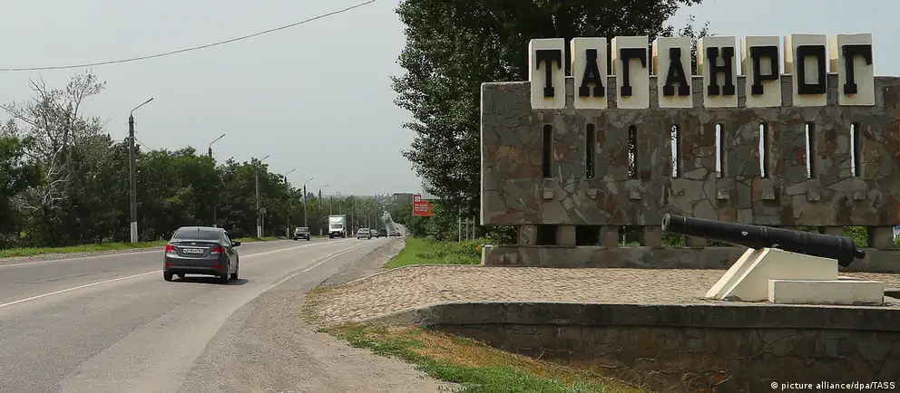После ночной атаки загорелись Сызранский НПЗ и объекты в Таганроге; власти сообщили о повреждениях и тушении пожаров.