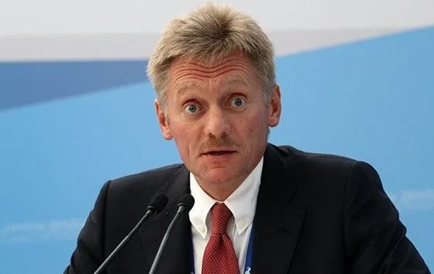 Пресс-секретарь президента заявил, что в РФ журналистам не ограничивают доступ, в то время как в США некоторые СМИ сталкиваются с ограничениями.