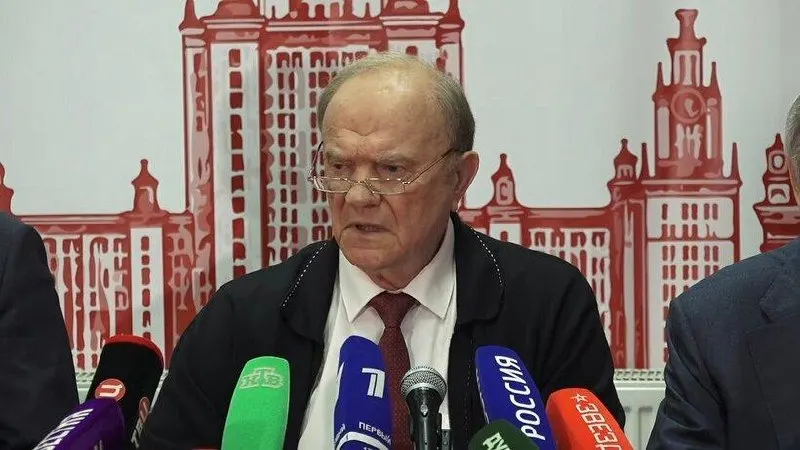 Лидер КПРФ предупреждает о последствиях сохранения нынешнего курса: рост тарифов, демографические проблемы и экономическое отставание.