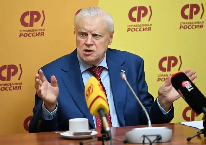 Лидер Справедливой России Сергей Миронов объяснил снижение поддержки тем, что часть избирателей утратила веру в возможность повлиять на власть в сложившихся условиях, а причиной назвал объективные трудности, связанные с СВО. Он также сообщил, что в ближайшее время не участвует в кампании из‑за небольшой травмы.