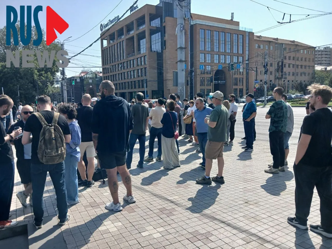 Очередь у&nbsp;посольства России в&nbsp;Ереване на&nbsp;голосование к&nbsp;полудню достигла более тысячи человек