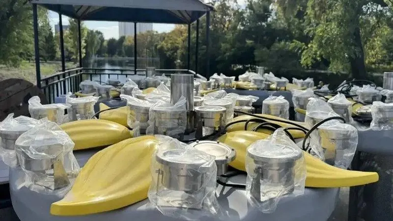 В городском парке Саратова планируется разместить плавучий фонтан из девяти модулей с декоративной подсветкой; запуск запланирован на этот месяц.