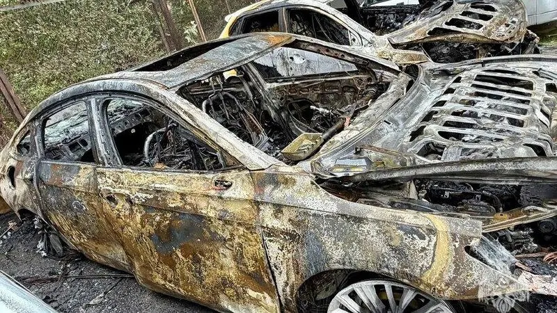 Пожар в Октябрьском районе Саратова распространился на пять автомобилей: три машины сгорели полностью, две повреждены огнем.