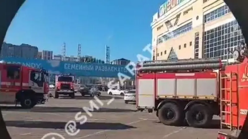 Пожарные расчёты прибыли к торговому центру в Саратове, очаг возгорания не обнаружен; техника возвращается в подразделения.