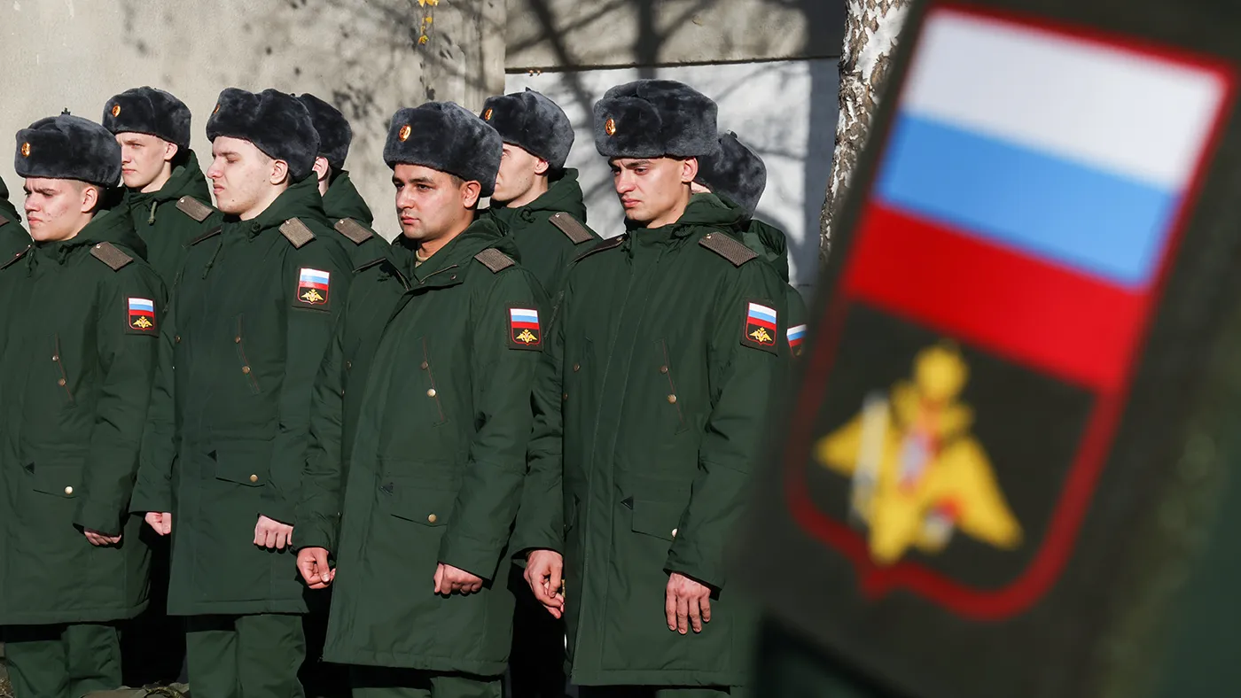 Мать пропавшего без вести срочника добилась признания заключённого с сыном контракта незаконным, после чего следствие возбудило уголовное дело; при этом практика принуждения призывников к контрактам в той же части продолжается.