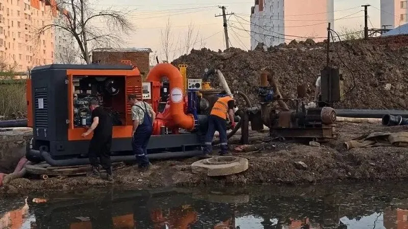 Во время аварийных работ в Энгельсе водоканал закупил насосную станцию, мотопомпу и другие агрегаты — общая стоимость крупных закупок превысила 18,5 млн рублей.