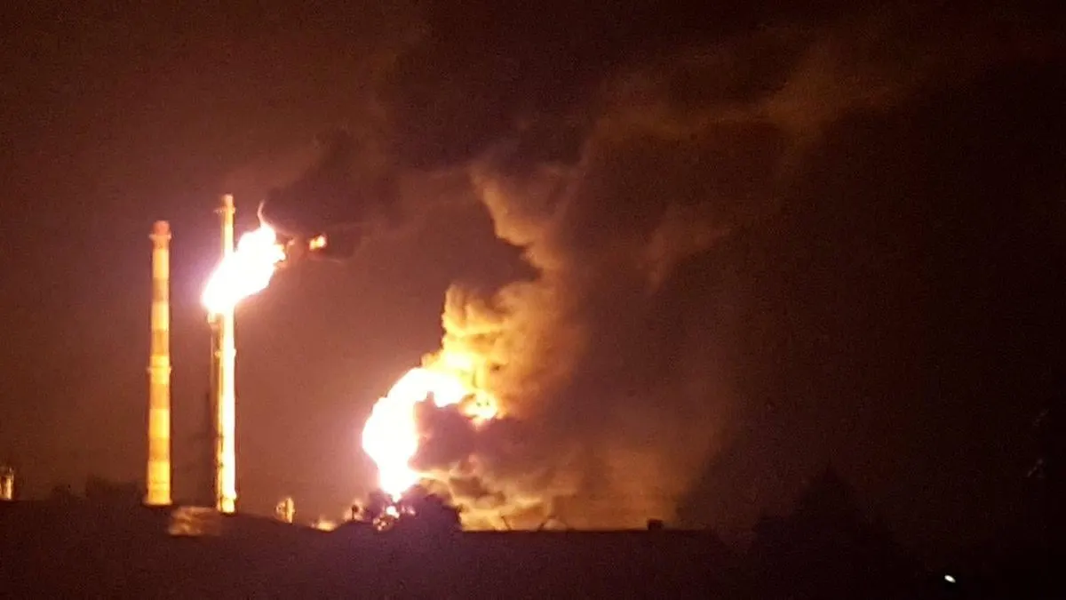 После удара беспилотников в Нижегородской области на крупном заводе NORSI была остановлена основная установка переработки: это существенно сократит мощности предприятия. Аналогичные перебои фиксируются и на других НПЗ центрального региона, есть погибшие и пострадавшие.