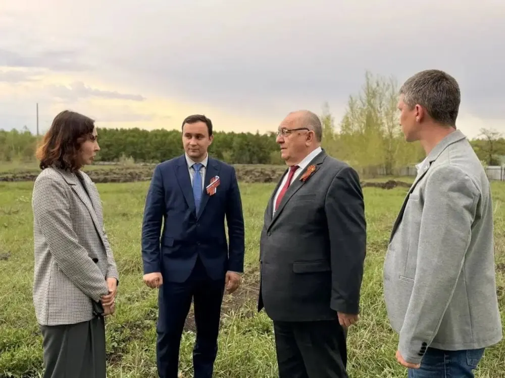 Мэр Игорь Молчанов сообщил, что выбран участок с плодородной почвой, начаты подготовительные работы и прорабатывается система полива. В питомнике планируют выращивать кустарники и быстрорастущие породы деревьев.