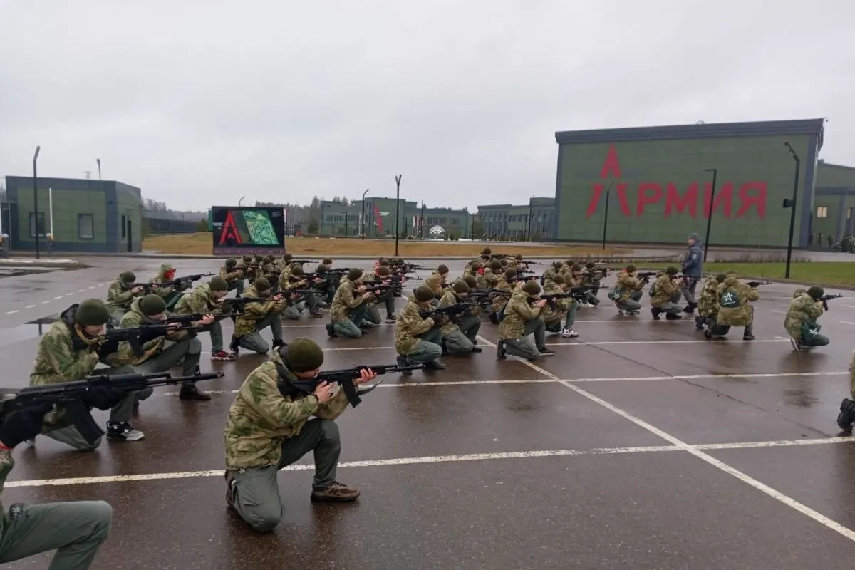 За последние пять лет из бюджета направили как минимум 50 млрд руб. на создание и содержание центров для обязательных военных сборов школьников; крупнейшие траты связаны с сетью «Авангард» и центрами «Воин».