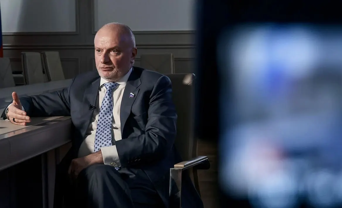 Глава комитета Совфеда по конституционному законодательству заявил, что принятый Госдумой закон позволяет арестовывать имущество граждан, покинувших страну после совершения административного правонарушения за рубежом, и при этом защищаются их права.