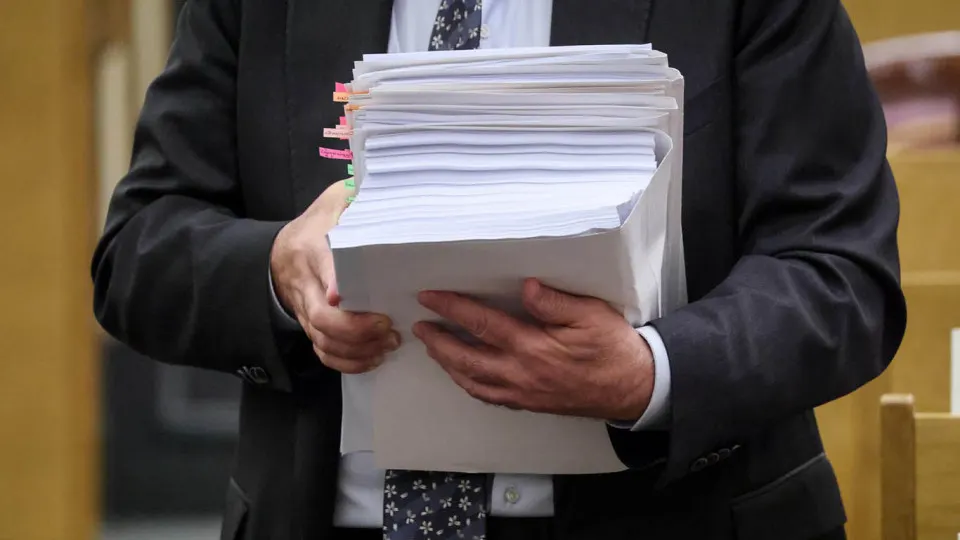 По оценке Института Гайдара, в 2025 году закрытые статьи бюджета достигли 12,3 трлн руб. и составили 28,6% всех расходов. Частично расходы были «переброшены» из открытой в закрытую часть, в том числе социальные статьи.