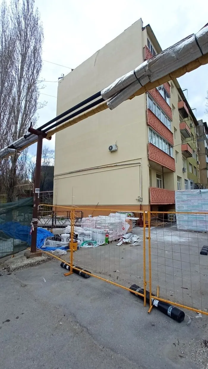 В Саратове в посёлке Жасминный при утеплении фасада жилого дома полностью закрыли мурал «Ватрушки», созданный художницей Юлей Чиж в рамках конкурса ФормАРТ два года назад.