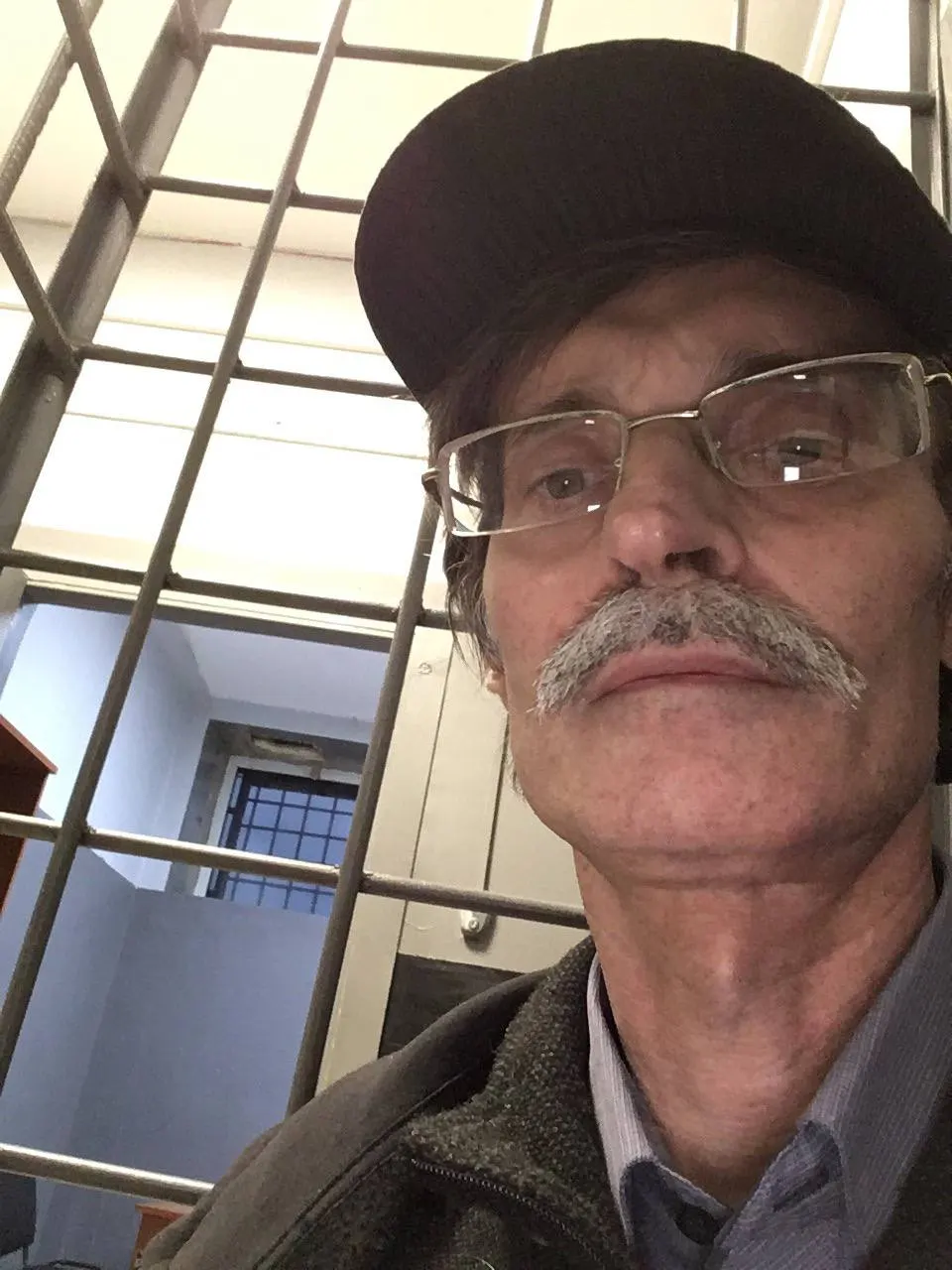 Суд оштрафовал Дмитрия Рыбакова на 1 000 рублей по статье о «демонстрации экстремистской символики» за три публикации 2020 года, которых нет на его странице; решение лишает его возможности участвовать в осенних «выборах».