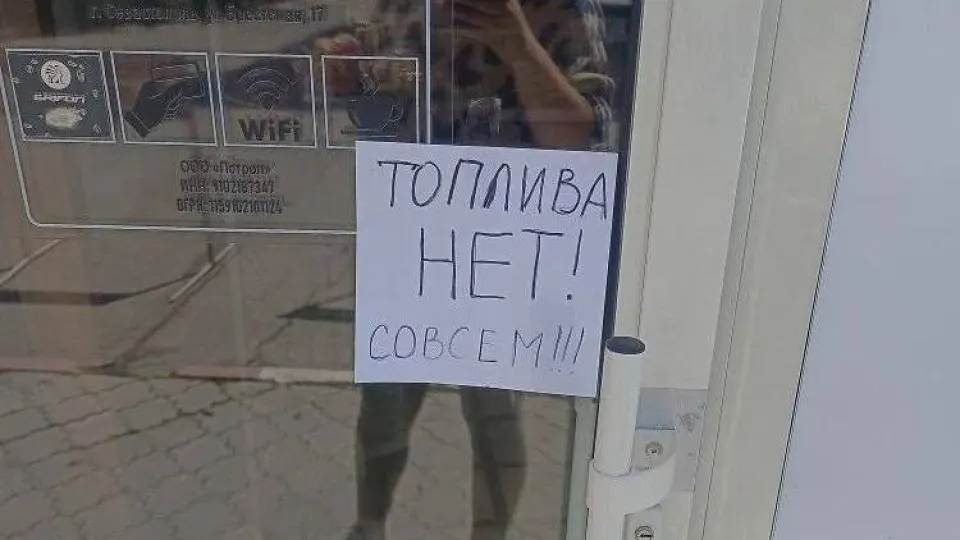 В аннексированном регионе объявили об отпусках АИ‑95 по талонам и ограничении розничной продажи АИ‑92 до 20 л на одно транспортное средство. Местные власти пообещали нормализовать снабжение в течение 30 дней; перебои связывают с ударами по НПЗ и нарушением сухопутного сообщения.