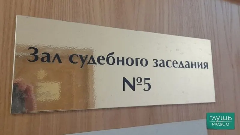 Верховный суд предложил смягчить требования к квалификации секретарей судов: допускать к работе студентов юридических факультетов, поскольку их обязанности не требуют глубоких юридических знаний, а вакансии остаются невостребованными из‑за нагрузки и низких зарплат.