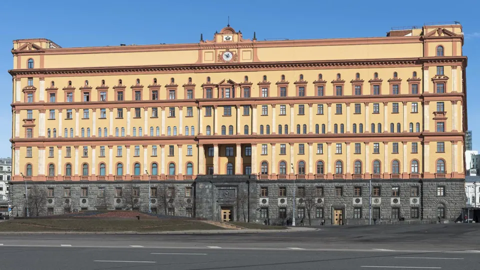 Руководитель Пограничной службы заявил о строительстве незадокументированных заграждений и отклонении от договорённостей по разграничению водных пространств. По его словам, меры соседей создают риски и вынуждают готовиться к разным сценариям на западных рубежах.