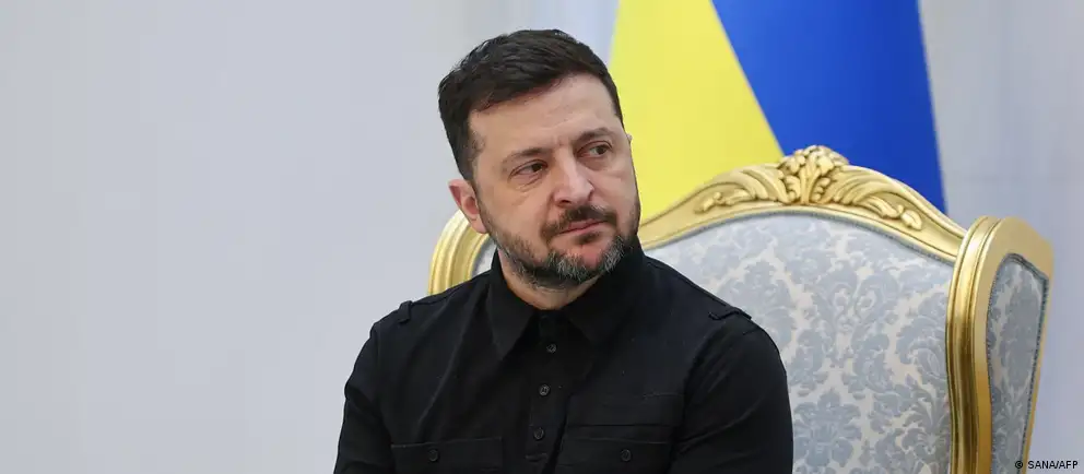 Президент Украины подписал указ №374/2026, в котором на время парада 9 мая 2026 года запрещается применение вооружённых ударов по территории Красной площади. В документе говорится о гуманитарной цели решения и указываются точные координаты зоны запрета.