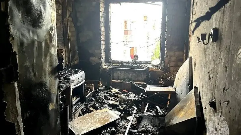 Сообщение о возгорании поступило в службу «112» в 14:10. Пожар в квартире на восьмом этаже девятиэтажного дома был ликвидирован к 14:41, одна из спасённых женщин госпитализирована с отравлением продуктами горения.
