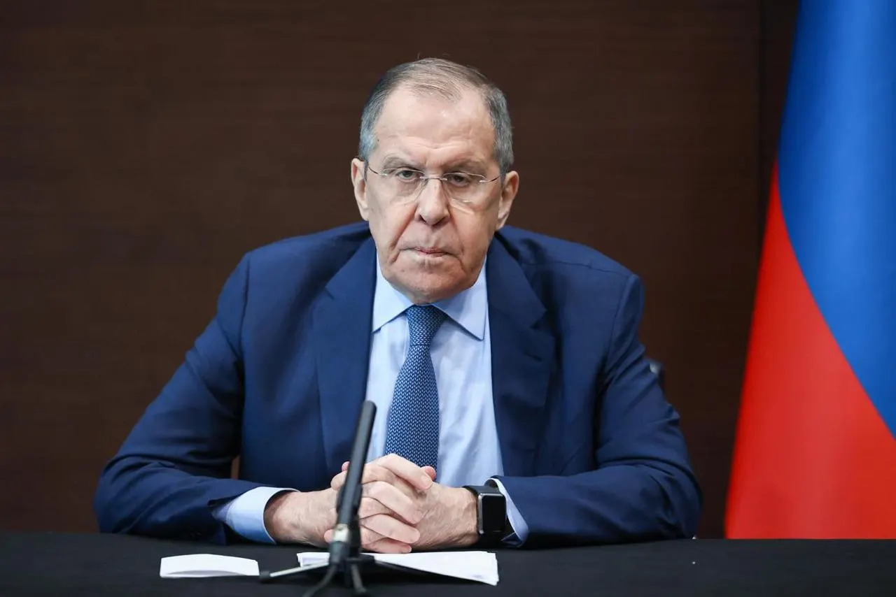 Глава МИД России провёл телефонный разговор с Марко Рубио, уведомив о планах ударов по объектам в Киеве и посоветовав эвакуировать сотрудников посольства США. Москва и Вашингтон при этом подтвердили стремление нормализовать работу дипмиссий. Эскалация связывается с ударом по общежитию в Старобельске.
