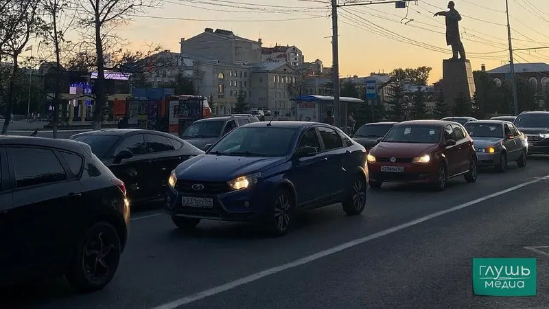 Во Фрунзенском районе Саратова в этом году стартует депутатский проект по ремонту дорог, сообщил спикер Госдумы Вячеслав Володин. По итогам работ рассмотрят вопрос дорожного ремонта и в других районах города.