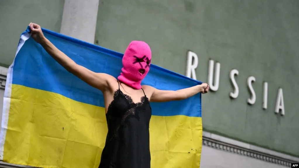 Росфинмониторинг обновил перечень, в который добавлена панк‑группа Pussy Riot. Ранее коллектив признали экстремистским, против ряда участниц возбуждены уголовные дела и вынесены заочные приговоры.