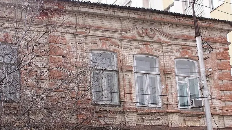 Дому в центре города присвоили статус ОКН муниципального значения. Здание отличается декоративной кирпичной кладкой, в нём сохранились оригинальные лестничные ограждения и метлахская плитка.