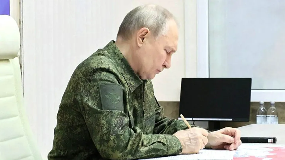 Европейские чиновники и разведслужбы рассматривают возможность, что в условиях военных потерь, экономического давления и внутренних протестов Кремль может пойти на ограниченную внешнюю эскалацию — в том числе против стран Балтии — опираясь на новые законодательные основания для применения вооружённых сил за рубежом.