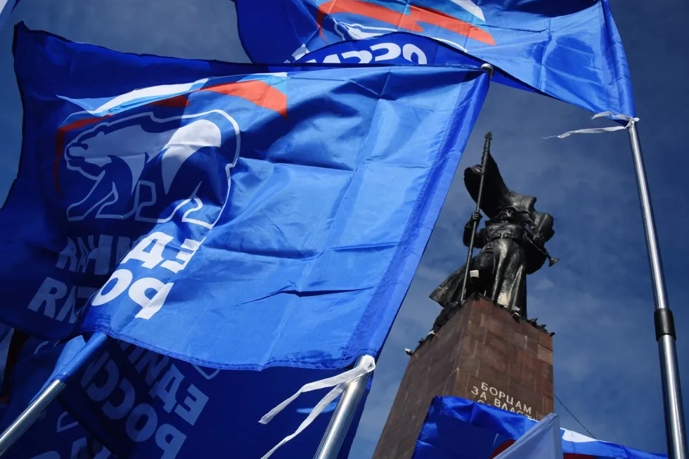 На парламентском и губернаторском электоральном форуме в Сенеже представители политического блока администрации президента и экспертного центра обсудили практические механизмы подготовки к сентябрьским выборам: от предложений по уменьшению числа партий до сохранения многодневного голосования и расширения дистанционного электронного голосования, несмотря на риски отключений мобильного интернета.
