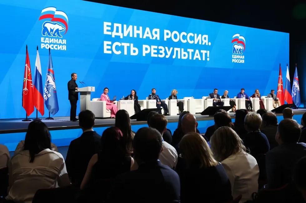 Политблок администрации президента поручил государственным и лояльным изданиям реже употреблять слово «запрет» в заголовках и свести к минимуму публикации о запретах, предлагая вместо этого подчёркивать «позитивные» инициативы и формулировать темы как «ограничения» или «увеличение штрафов».