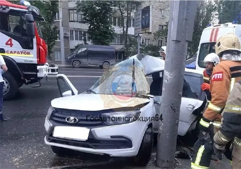 Утреннее ДТП в 6:00: «Лада Гранта» выехала на встречную полосу, врезалась в столб — водитель погиб, на месте образовался затор.