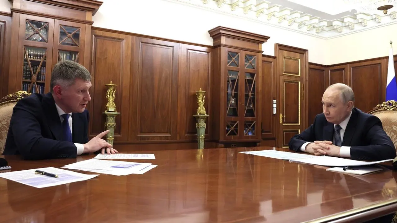 Министр экономического развития Максим Решетников заявил президенту, что Россия по темпам роста экономики обошла США и сократила разрыв по ВВП на душу населения с 43% в 2017 году до почти 56% в 2025 году; по данным МВФ в 2026 году ВВП на душу населения России составляет $18 530 и страна занимает 66-е место в мире.