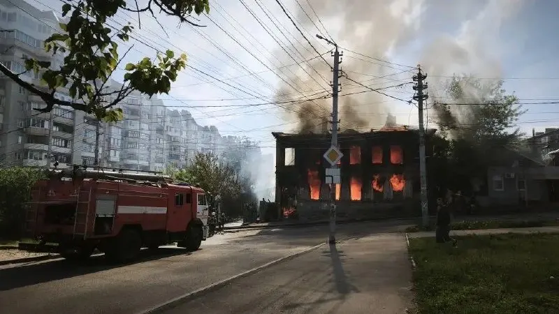 Двухэтажное здание охвачено огнём, образовалось сильное задымление; на место прибыла пожарная техника.